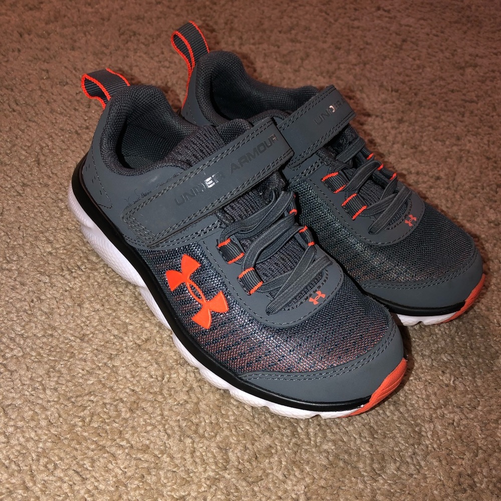 Little boy under armor shoes !